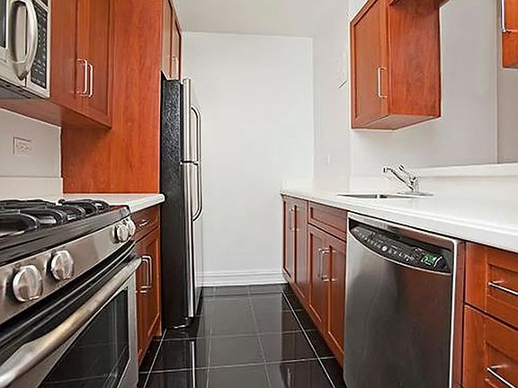 5th image of 400 E 71st St APT 21F