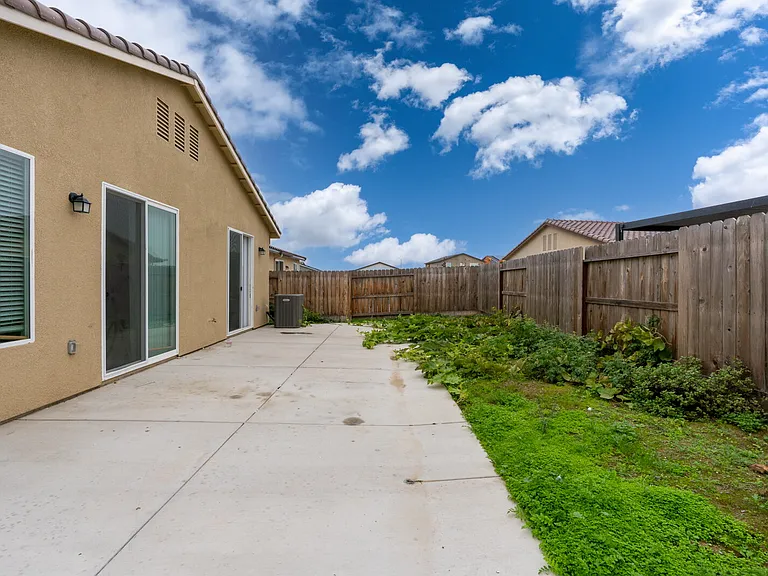 814 Courtney Ct — Photo 24