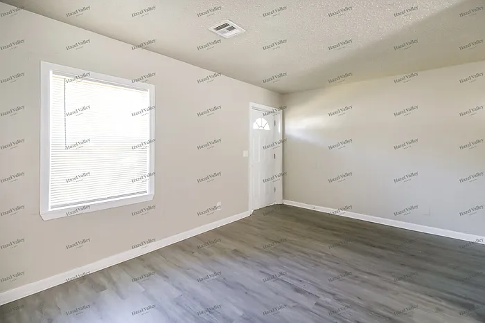 3 bed, 1.0 bath, 920 sqft, $1,245 — Photo 4