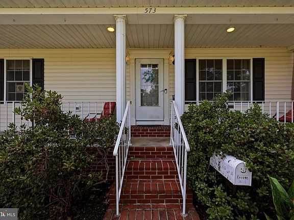 5th image of 573 Lewis St