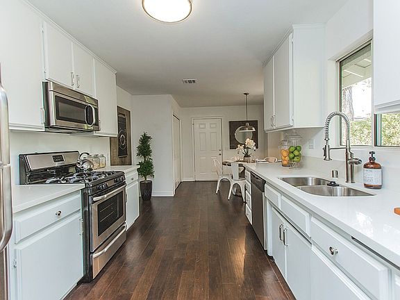5th image of 923 N Raymond Ave