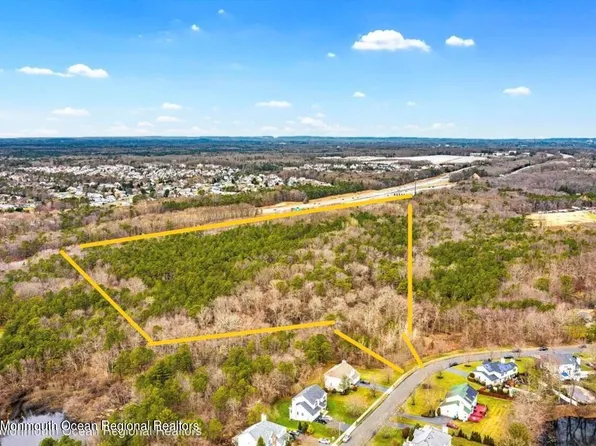 29 Silvercrest Drive, Tinton Falls, NJ 07712