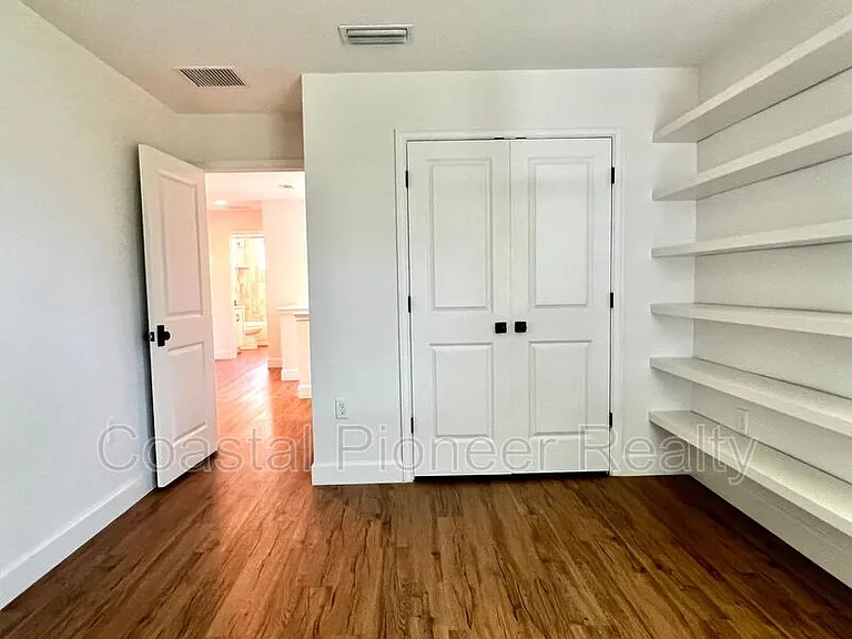1738 W Spruce St — Photo 36