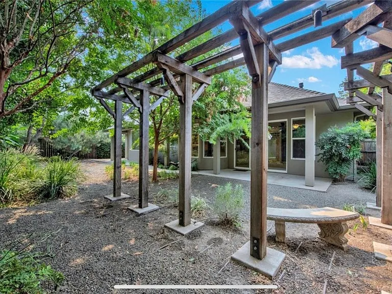1928 Wisteria Ln — Photo 18