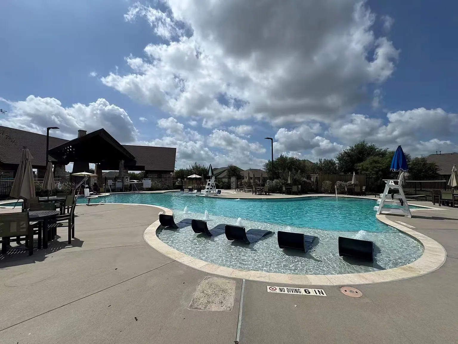 3 bed, 2.5 bath, 2462 sqft, $2,185 — Photo 4