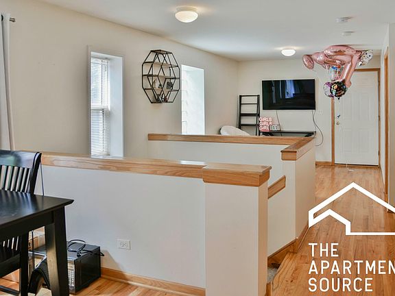 5th image of 1446 N Leavitt St #1W