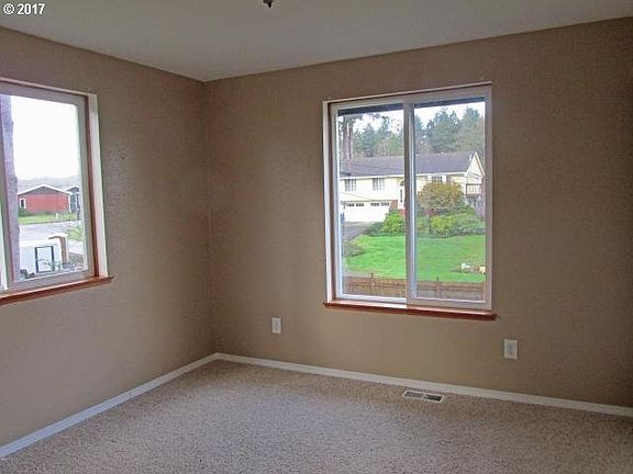 5th image of 3690 NE 40th St