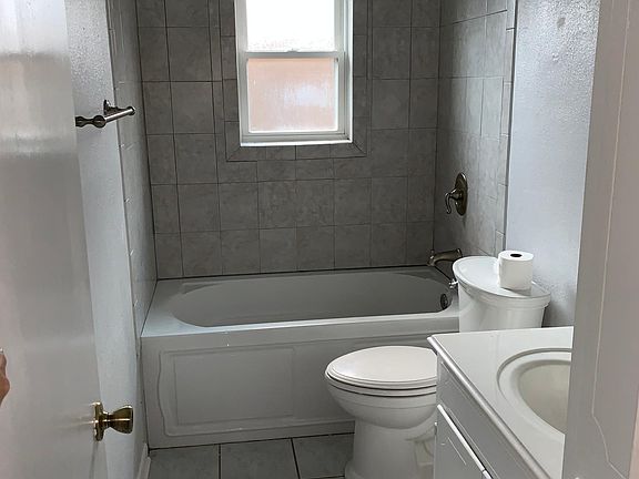 3rd image of 2525 Spruce Dr