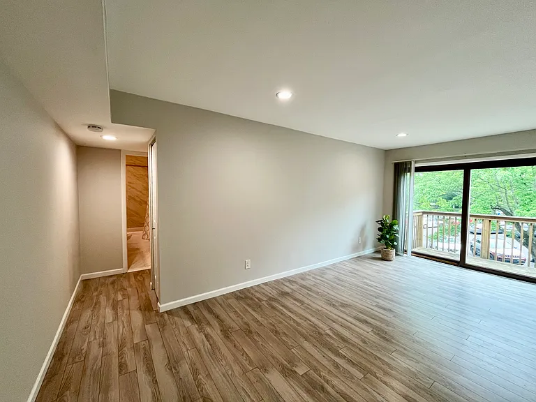 702 Meadow Woods Ln — Photo 10