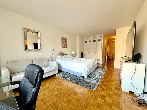 3rd image of 350 W 50th St APT 4II