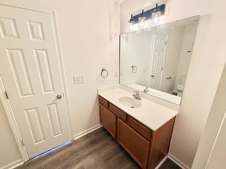 Lakeview Apartments — Photo 7