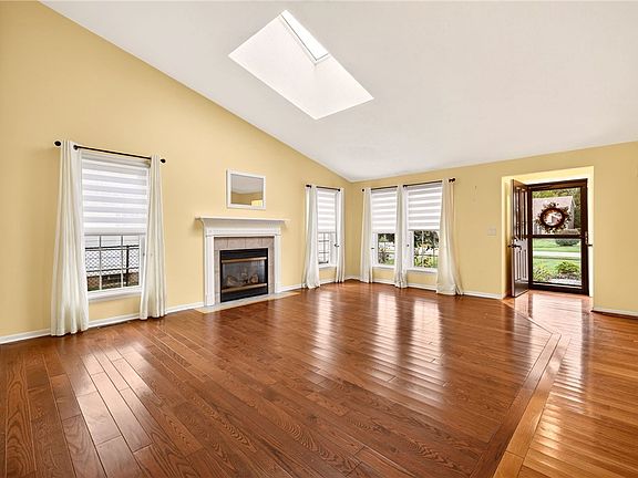 4th image of 55 Olivia Cir