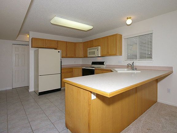 Lots of work space inthis kitchen adn all the appliance are included!
