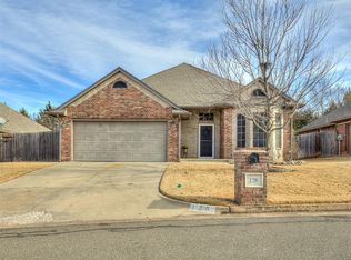 126 Stone Hollow Xing, Midwest City, OK 73130