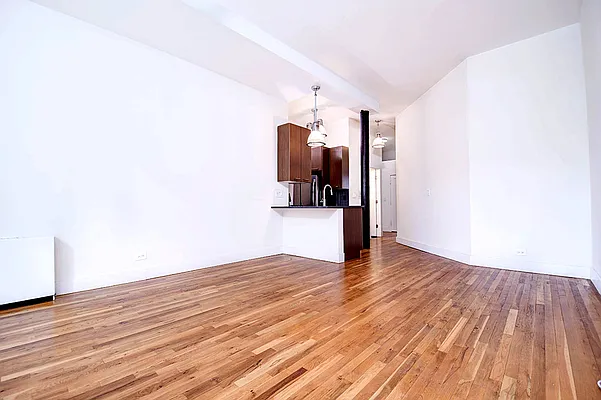 Rented by Urbane Brokerage | media 29