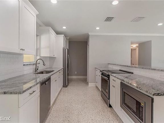 3rd image of 809 Oxford Dr