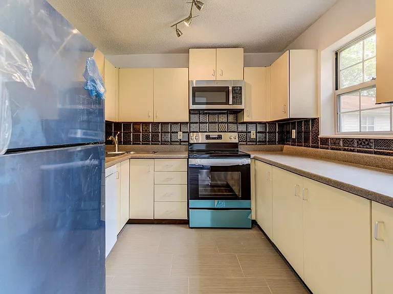 1640 E Swan Cir — Photo 6