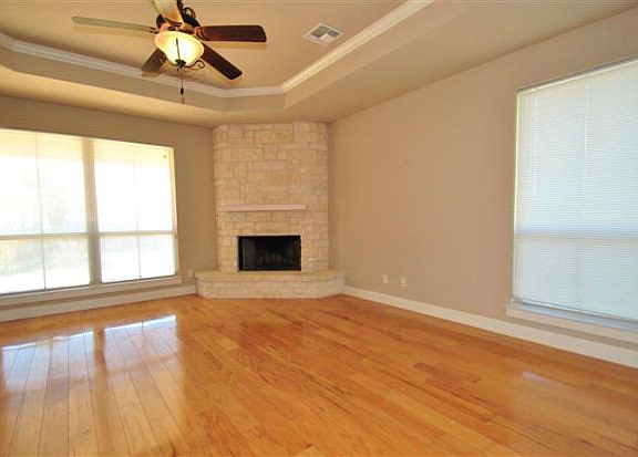 4th image of 613 Paintbrush Hollow St