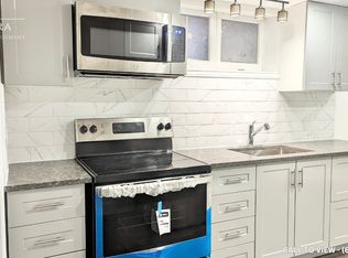 27 Bexley Cres #2, Toronto, ON M6N 2P6