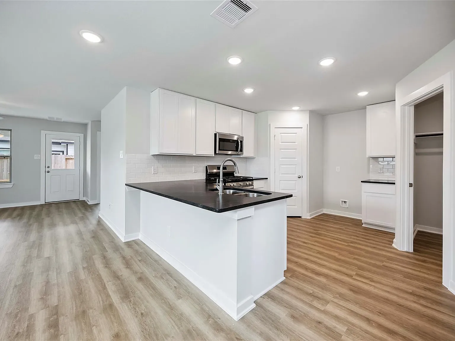 4 bed, 2.5 bath, 1857 sqft, $2,300 — Photo 4