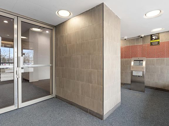 5th image of 1975 Saint Laurent Blvd #1-Bedroom