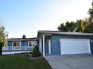 898 Larson Dr, Zumbrota, MN 55992