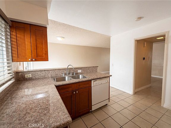 5th image of 1439 N Elderberry Ave