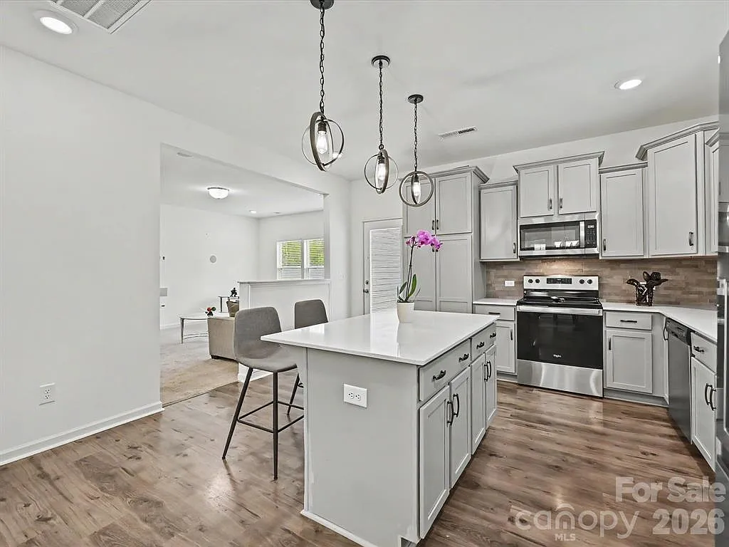 3 bed, 2.5 bath, 2210 sqft, $2,850 — Photo 3