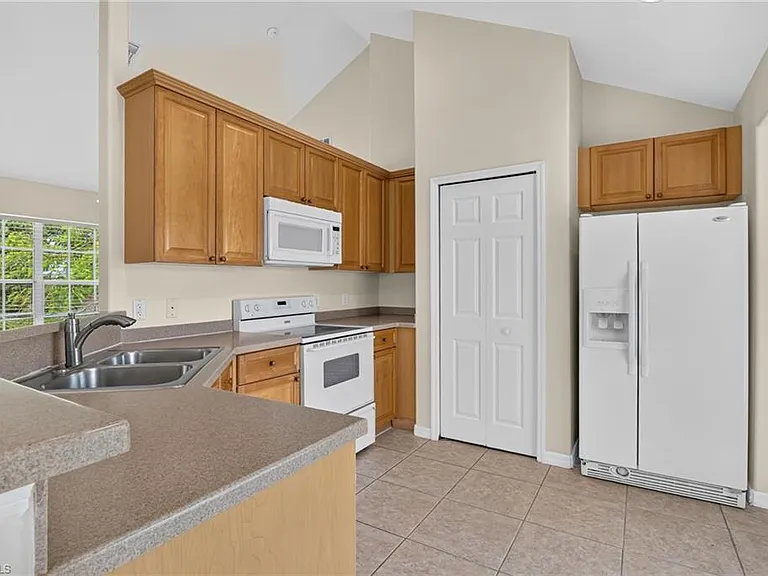 523 SE 25th Ln — Photo 8
