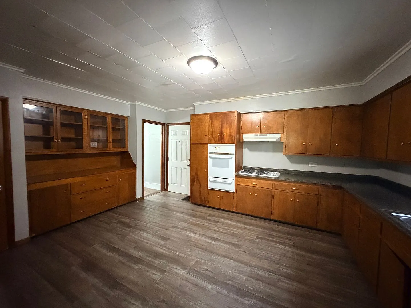 Come check out this spacious 3-bedroom, 1-bathroom home in Moline! — Photo 4