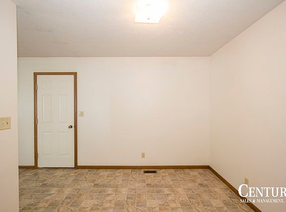 3rd image of 951 Furnas Ave