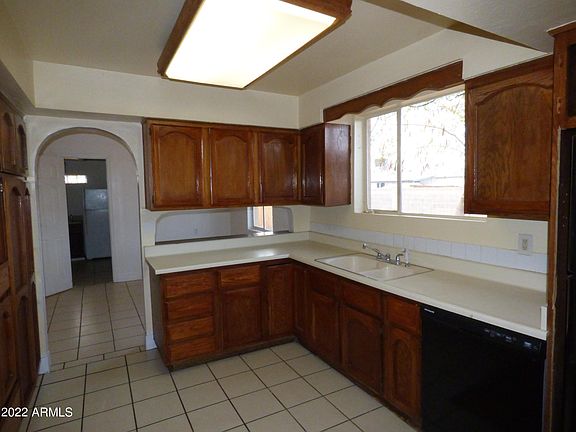 5th image of 3026 N 39th Dr