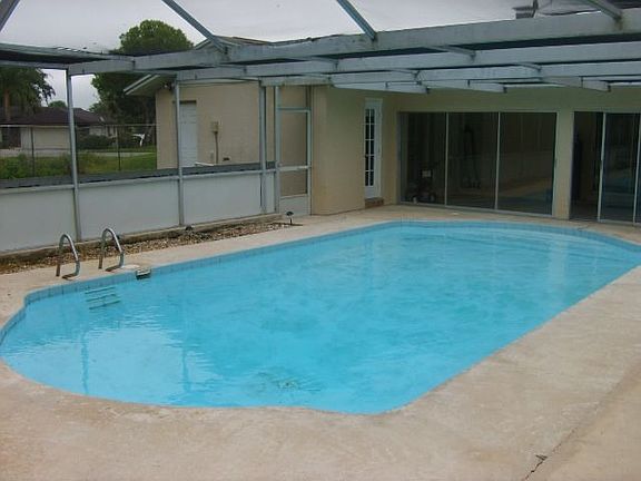    Caged Pool & Patio!
