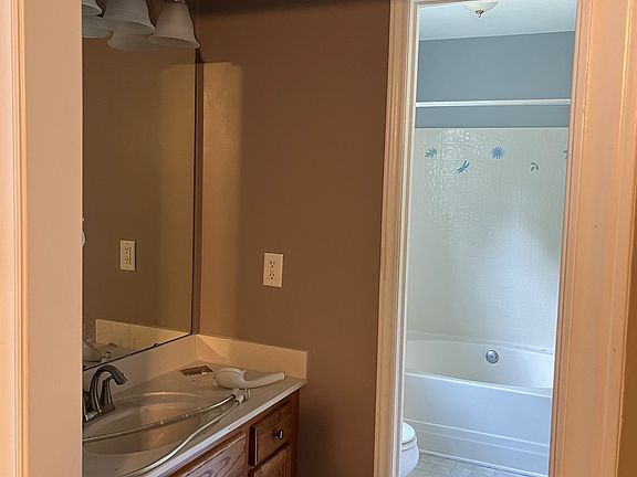 5th image of 180 Cedarhurst Ln