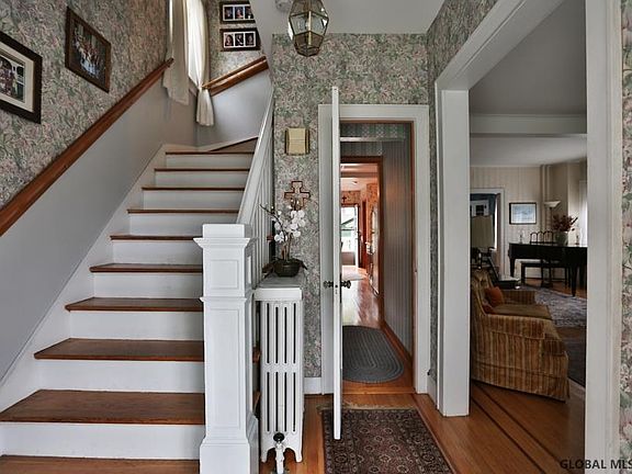 3rd image of 13 Fleetwood Ave