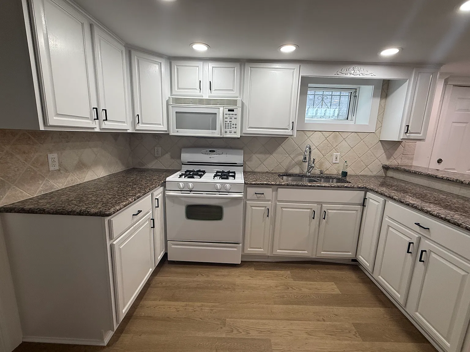 1 bed, 800 sqft, $2,300 — Photo 1