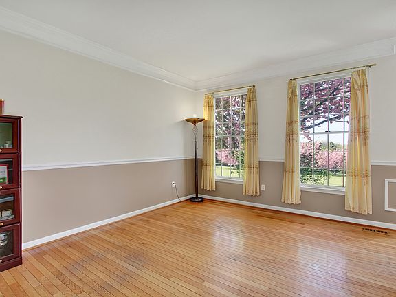 4th image of 2821 Wesleyan Dr