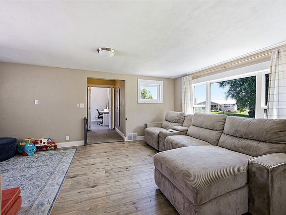 5th image of 304 Maple St