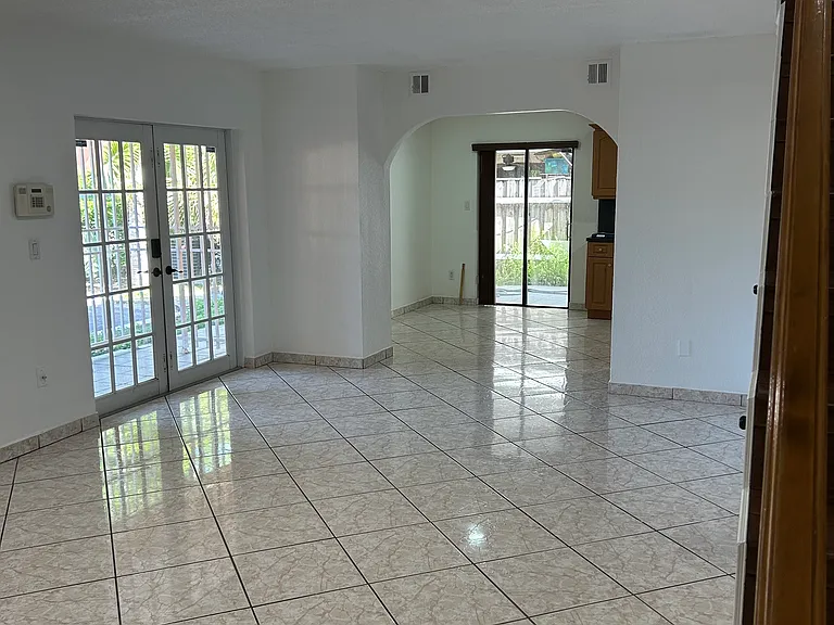 2201 W 53rd Pl — Photo 5