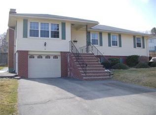 8 Queen Ave, Methuen, MA 01844