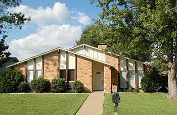 1st image of 104 E Kingsbridge Dr