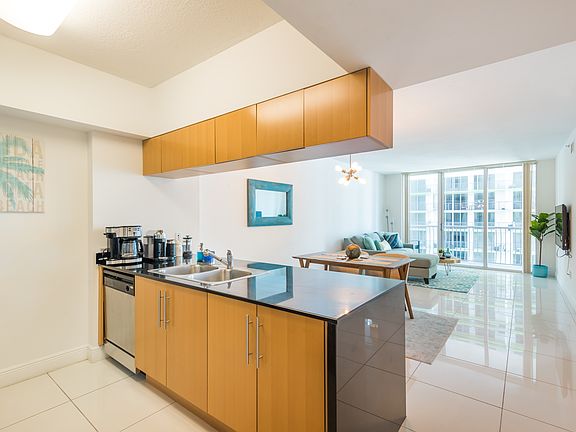 3rd image of 1750 N Bayshore Dr APT 2005