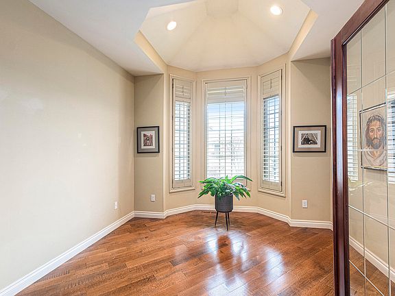 3rd image of 43695 Harlequin Ln