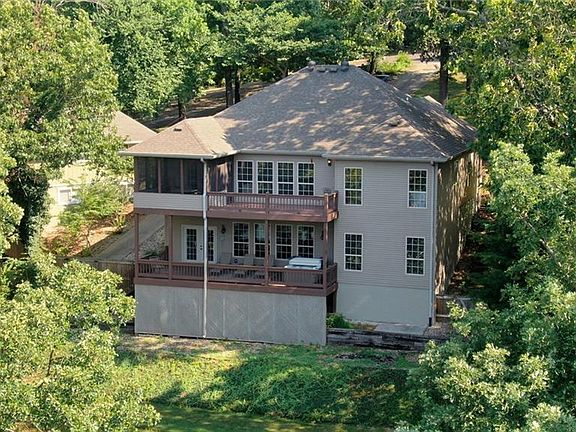 4th image of 15 Deane Cir