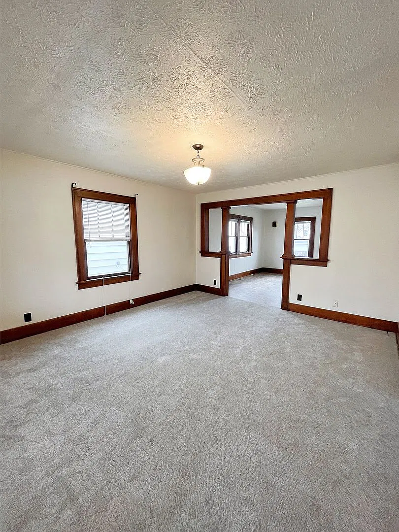 3 Bedroom Home W/ Detached Garage! — Photo 3