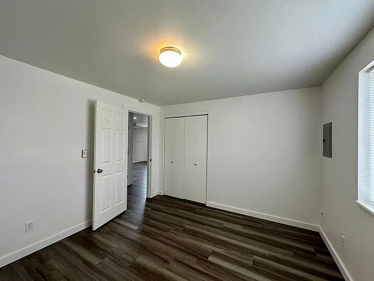 2025 Yew St — Photo 7