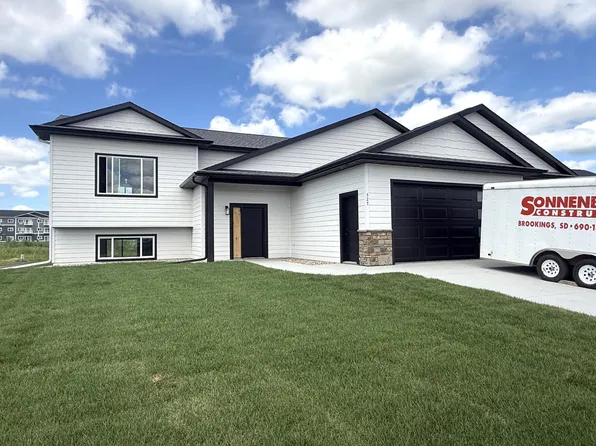 527 Kestrel Ln, Brookings, SD 57006