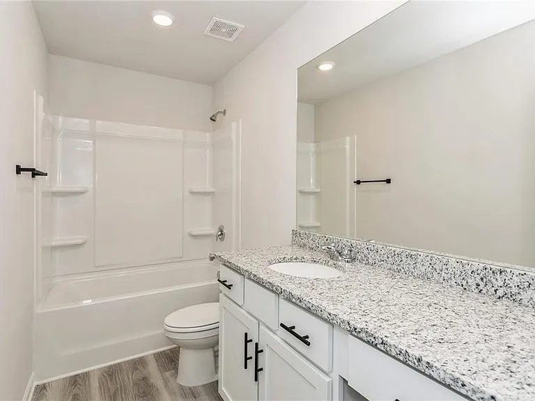 668 Mackenzie Cv — Photo 27