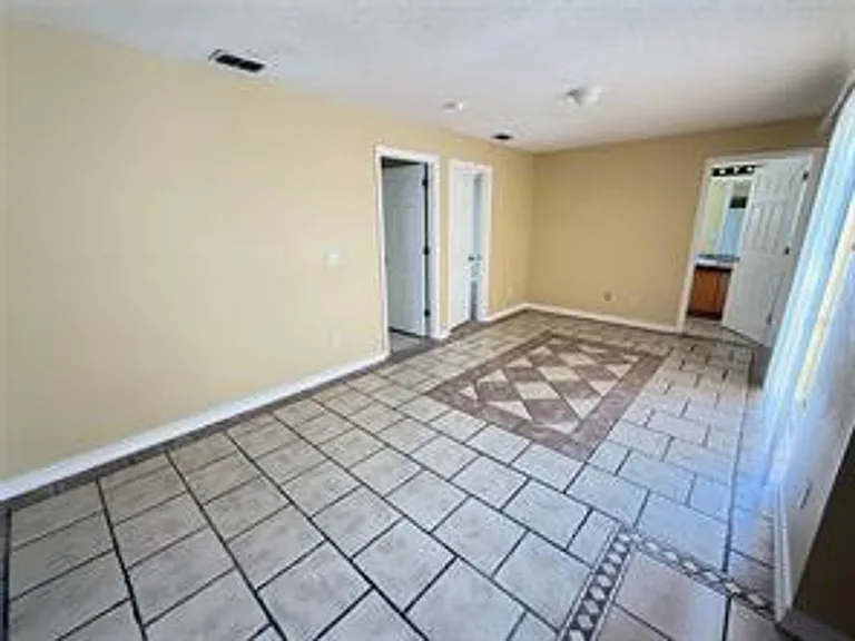 724 Versailles Ln — Photo 6