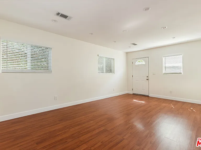 1206 N Beachwood Dr — Photo 2